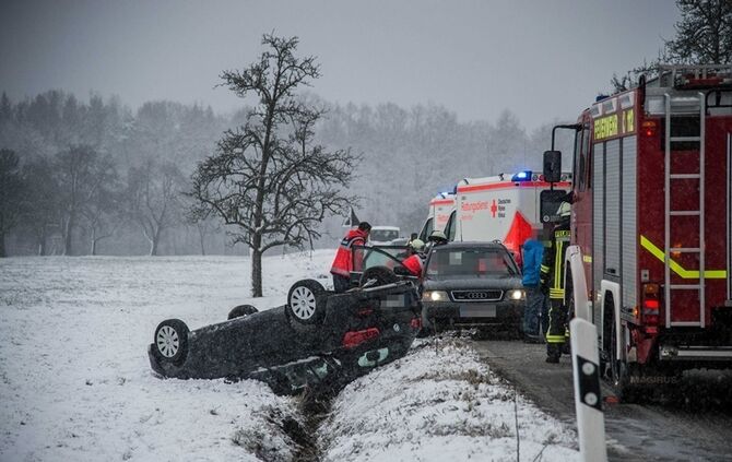 Pkw bei Schneeglätte überschlagen - Bild 04_12