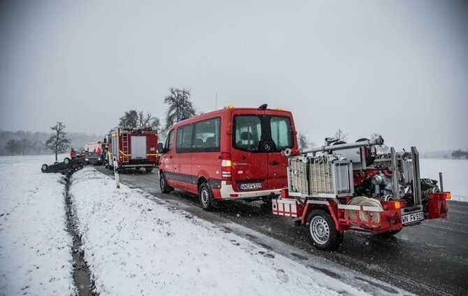 Pkw bei Schneeglätte überschlagen - Bild 03_11