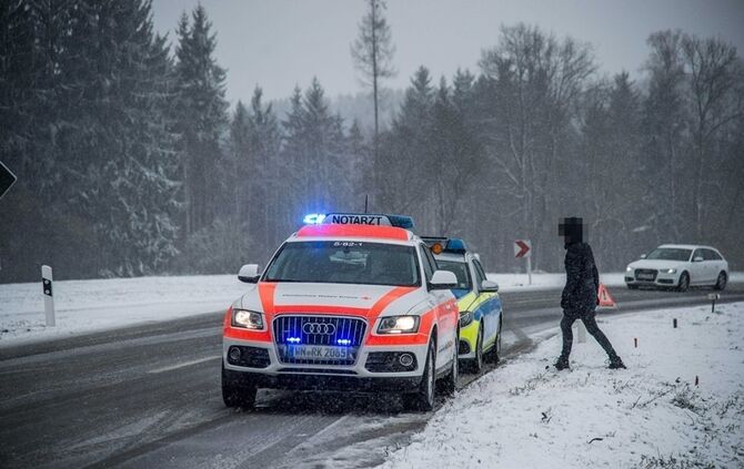 Pkw bei Schneeglätte überschlagen - Bild 02_10