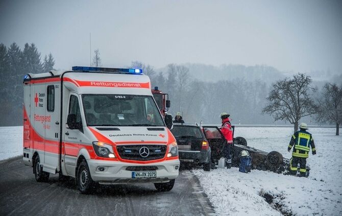 Pkw bei Schneeglätte überschlagen - Bild 01_9
