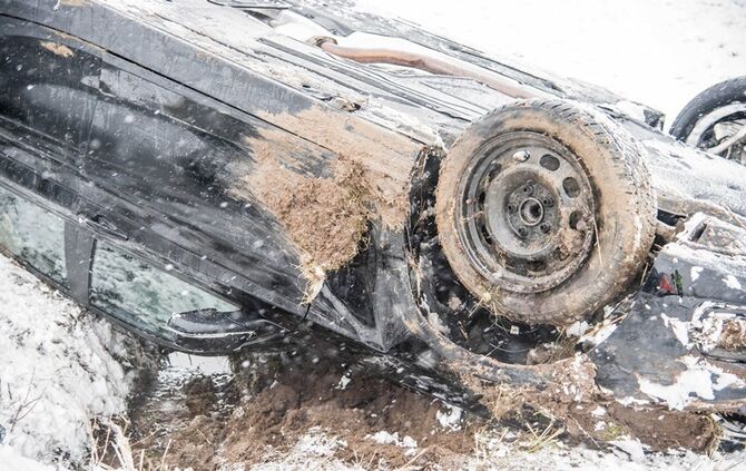 Pkw bei Schneeglätte überschlagen - Bild 18_8
