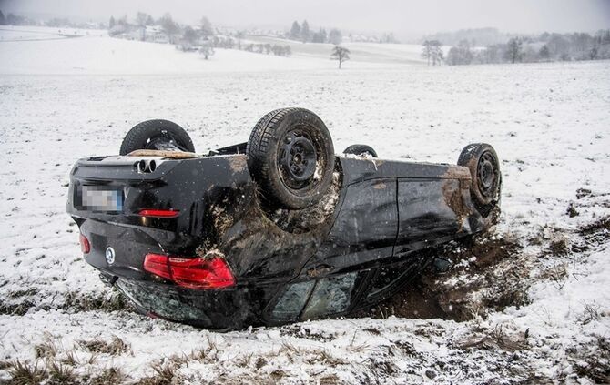 Pkw bei Schneeglätte überschlagen - Bild 17_7
