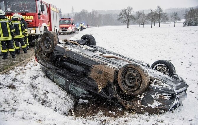 Pkw bei Schneeglätte überschlagen - Bild 16_6