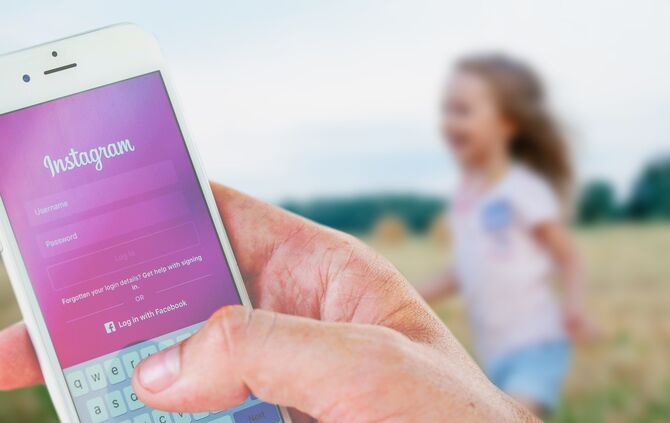 Montage Instagram Kind Smartphone Symbol_0