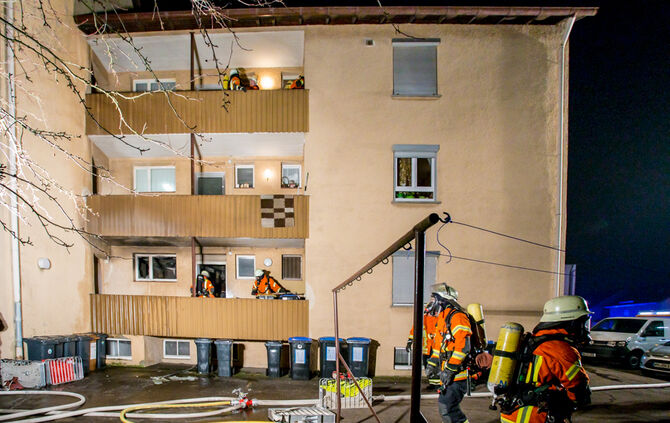 Verpuffung in Wohnung - 1 Verletzter - Bild 01_1