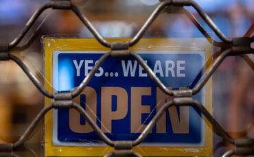 «Yes...we are Open» ist an einem geschlossenen Geschäft zu sehen