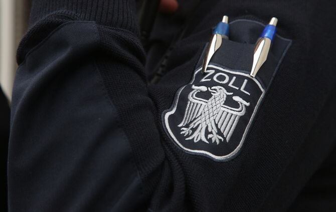 Zoll Kontrolle zöllner verzollen schwarzarbeit symbol symbolbild symbolfoto