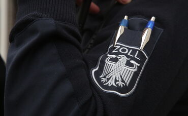 Zoll Kontrolle zöllner verzollen schwarzarbeit symbol symbolbild symbolfoto