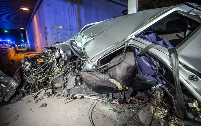 Horrorcrash nach vermutlicher Verfolgungsjagt: Autofahrer flÃ¼chtet_0
