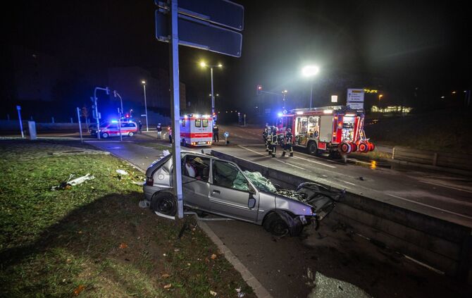 Horrorcrash nach vermutlicher Verfolgungsjagt: Autofahrer flÃ¼chtet_1