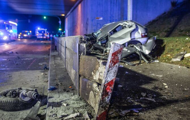 Horrorcrash nach vermutlicher Verfolgungsjagt: Autofahrer flÃ¼chtet_2