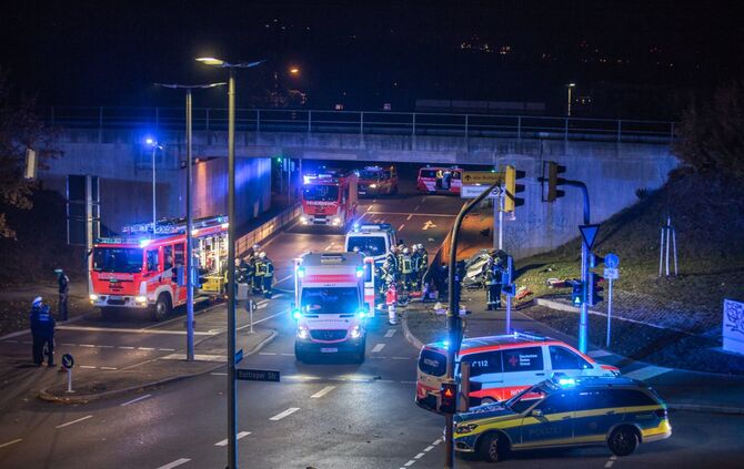 Horrorcrash nach vermutlicher Verfolgungsjagt: Autofahrer flÃ¼chtet_3