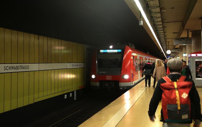 S-Bahn Bahn Bahnhof Haltestelle Schwabstraße symbol symbolbild symbolfoto