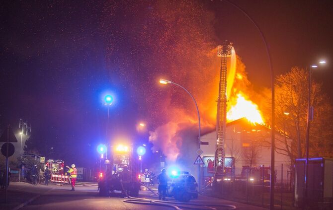 Fotoupdate Aktuell: GroÃfeuer vernichtet FlÃ¼chtlingsunterkunft - Meterhohe Flammen schlagen in den Nachthimmel - Feuerwehr im GroÃeinsatz_0