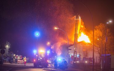 Fotoupdate Aktuell: GroÃfeuer vernichtet FlÃ¼chtlingsunterkunft - Meterhohe Flammen schlagen in den Nachthimmel - Feuerwehr im GroÃeinsatz_0