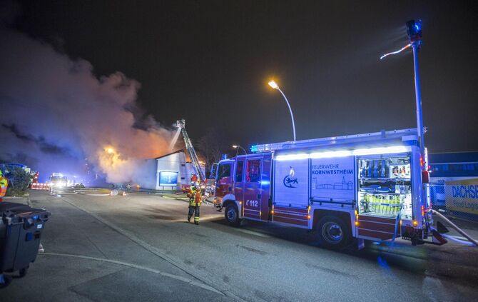Fotoupdate Aktuell: GroÃfeuer vernichtet FlÃ¼chtlingsunterkunft - Meterhohe Flammen schlagen in den Nachthimmel - Feuerwehr im GroÃeinsatz_1