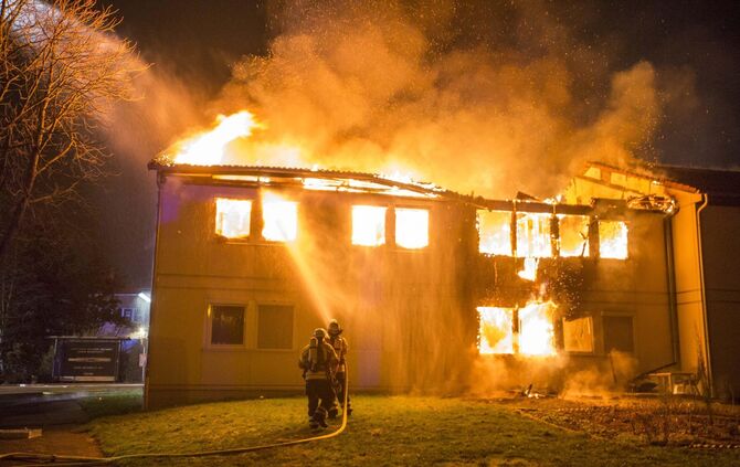 Fotoupdate Aktuell: GroÃfeuer vernichtet FlÃ¼chtlingsunterkunft - Meterhohe Flammen schlagen in den Nachthimmel - Feuerwehr im GroÃeinsatz_2