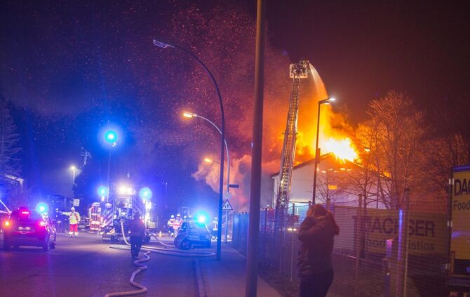 Fotoupdate Aktuell: GroÃfeuer vernichtet FlÃ¼chtlingsunterkunft - Meterhohe Flammen schlagen in den Nachthimmel - Feuerwehr im GroÃeinsatz_3