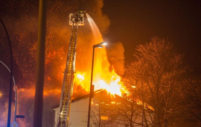 Fotoupdate Aktuell: GroÃfeuer vernichtet FlÃ¼chtlingsunterkunft - Meterhohe Flammen schlagen in den Nachthimmel - Feuerwehr im GroÃeinsatz_4