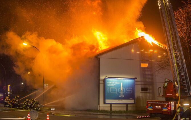 Fotoupdate Aktuell: GroÃfeuer vernichtet FlÃ¼chtlingsunterkunft - Meterhohe Flammen schlagen in den Nachthimmel - Feuerwehr im GroÃeinsatz_5