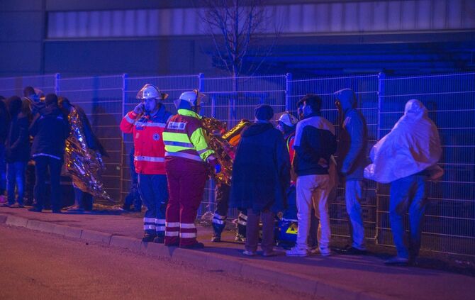Fotoupdate Aktuell: GroÃfeuer vernichtet FlÃ¼chtlingsunterkunft - Meterhohe Flammen schlagen in den Nachthimmel - Feuerwehr im GroÃeinsatz_6