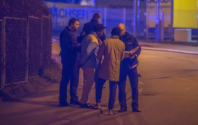 Fotoupdate Aktuell: GroÃfeuer vernichtet FlÃ¼chtlingsunterkunft - Meterhohe Flammen schlagen in den Nachthimmel - Feuerwehr im GroÃeinsatz_7