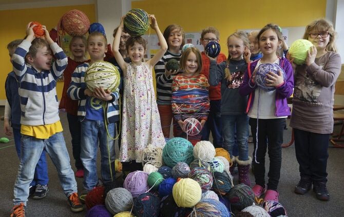 Haekelrekord_2017_klein viele fleissige Schülerinnen und Schüler der Grundschule den Luftmaschenrekord zu häkeln._0