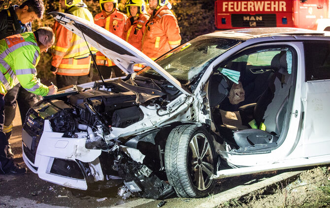 Person nach Unfall in Fahrzeug eingeklemmt - Bild 12_0
