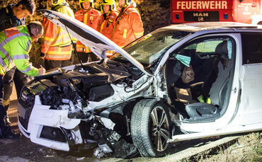 Person nach Unfall in Fahrzeug eingeklemmt - Bild 12_0