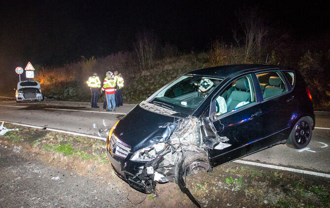 Person nach Unfall in Fahrzeug eingeklemmt - Bild 11_1