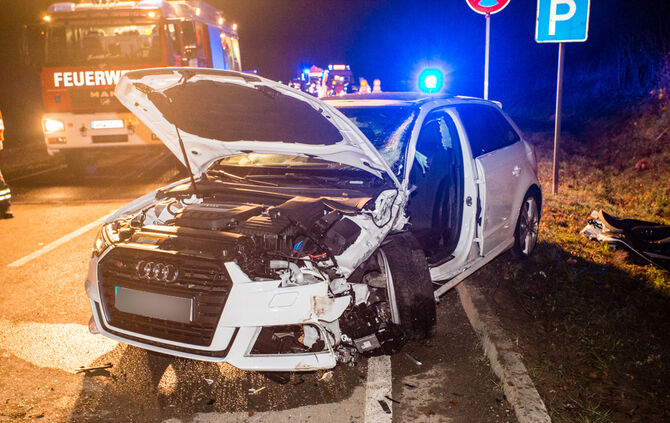 Person nach Unfall in Fahrzeug eingeklemmt - Bild 10_2