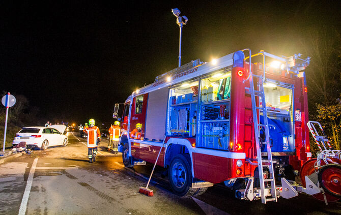 Person nach Unfall in Fahrzeug eingeklemmt - Bild 09_3