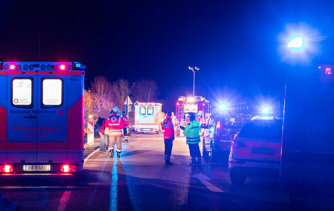 Person nach Unfall in Fahrzeug eingeklemmt - Bild 08_4