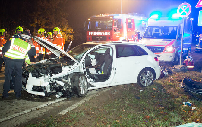 Person nach Unfall in Fahrzeug eingeklemmt - Bild 07_5