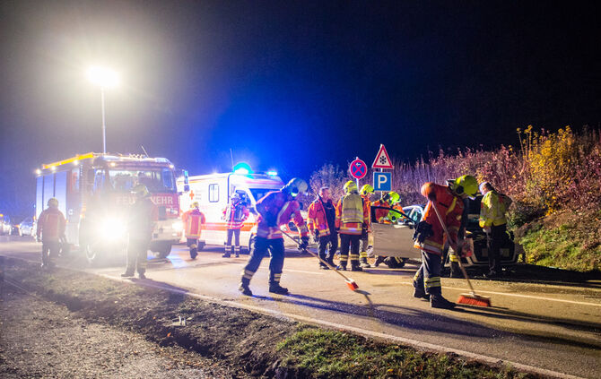 Person nach Unfall in Fahrzeug eingeklemmt - Bild 06_6
