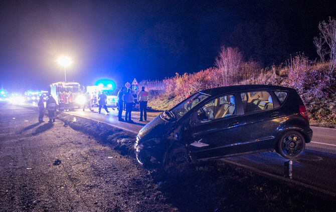 Person nach Unfall in Fahrzeug eingeklemmt - Bild 05_7