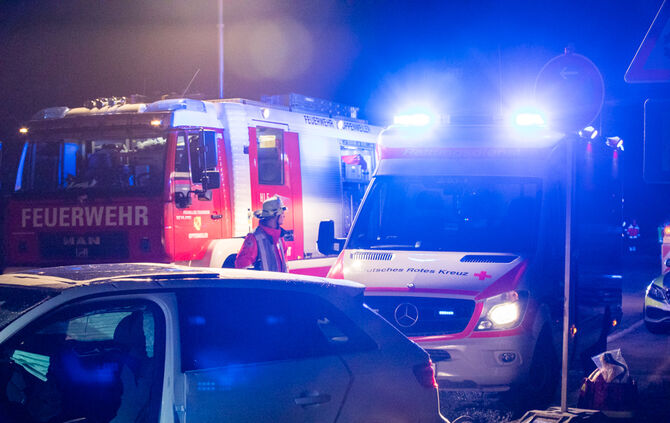 Person nach Unfall in Fahrzeug eingeklemmt - Bild 04_8