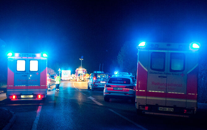 Person nach Unfall in Fahrzeug eingeklemmt - Bild 03_9