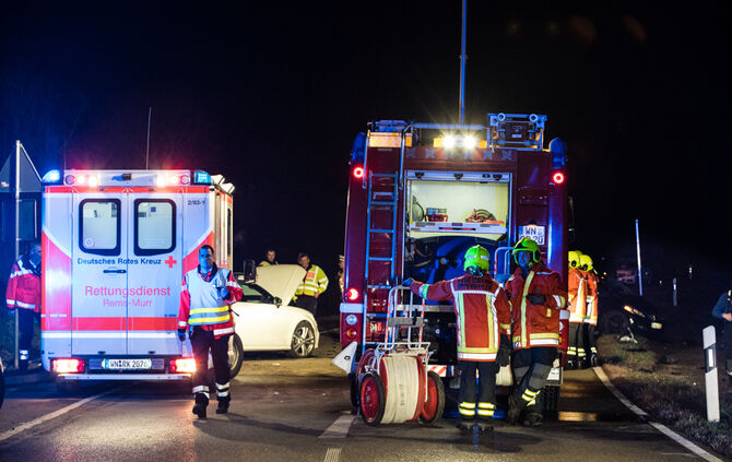 Person nach Unfall in Fahrzeug eingeklemmt - Bild 02_10