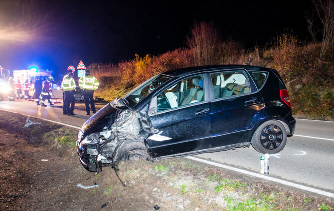 Person nach Unfall in Fahrzeug eingeklemmt - Bild 01_11