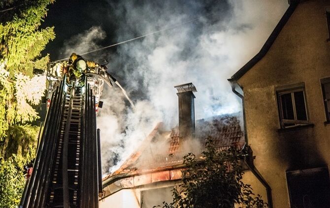 Gebäudevollbrand fordert Verletzte und zwei Tote Hunde - Bild 24_0