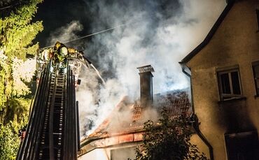 Gebäudevollbrand fordert Verletzte und zwei Tote Hunde - Bild 24_0