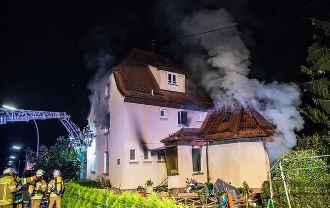 Gebäudevollbrand fordert Verletzte und zwei Tote Hunde - Bild 01_1