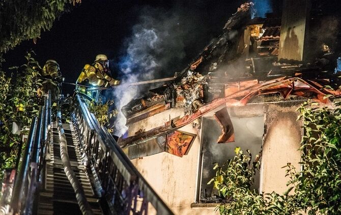Gebäudevollbrand fordert Verletzte und zwei Tote Hunde - Bild 32_2