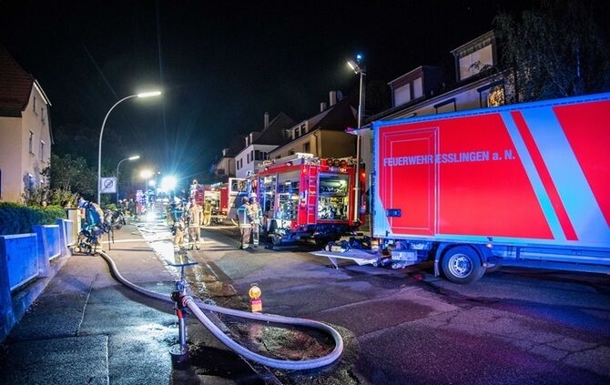 Gebäudevollbrand fordert Verletzte und zwei Tote Hunde - Bild 31_3