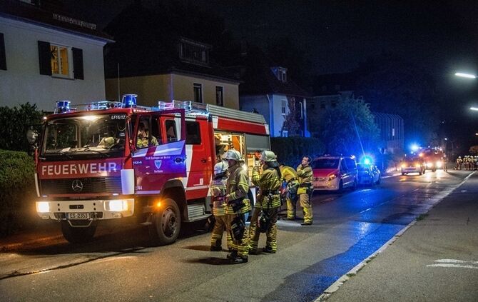 Gebäudevollbrand fordert Verletzte und zwei Tote Hunde - Bild 29_5
