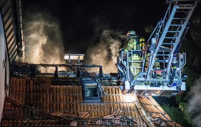 Gebäudevollbrand fordert Verletzte und zwei Tote Hunde - Bild 28_6