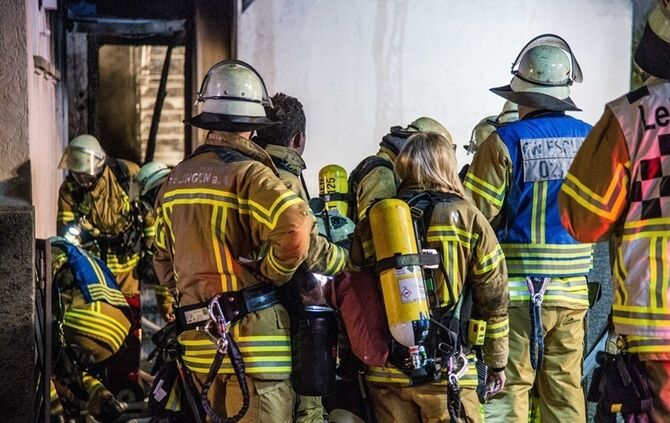 Gebäudevollbrand fordert Verletzte und zwei Tote Hunde - Bild 27_7