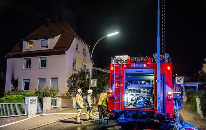 Gebäudevollbrand fordert Verletzte und zwei Tote Hunde - Bild 26_8
