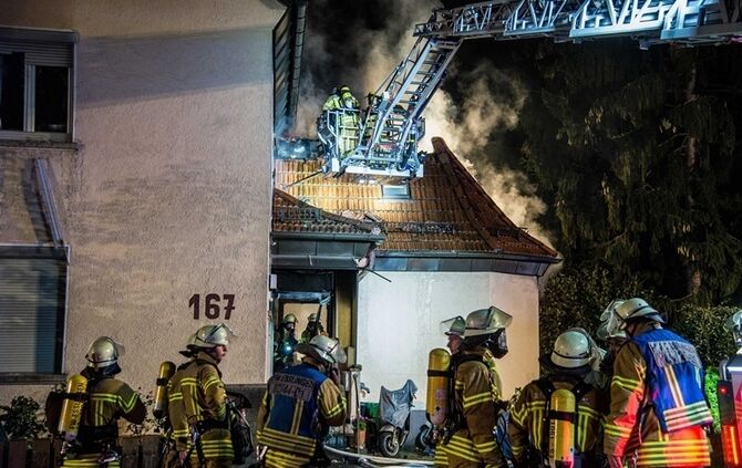 Gebäudevollbrand fordert Verletzte und zwei Tote Hunde - Bild 25_9
